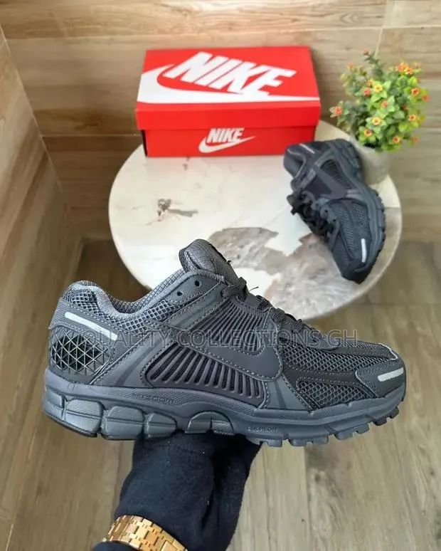 Nike Zoom Vomero 5 Ash · Photo 1