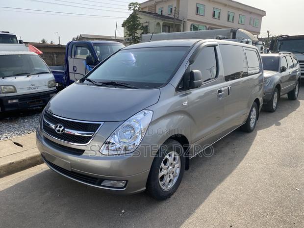 Hyundai Starex 2014 Silver · Photo 1