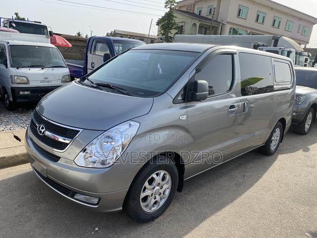Hyundai Starex 2014 Silver · Photo 2