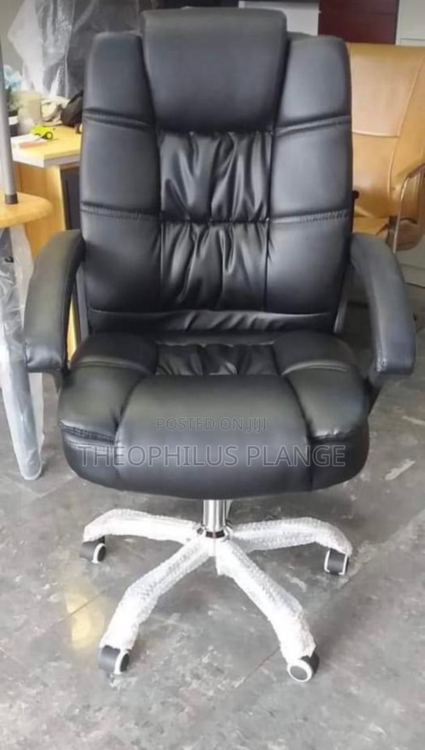 Executive Black Cushioned Office Swivel Chair · Photo 1