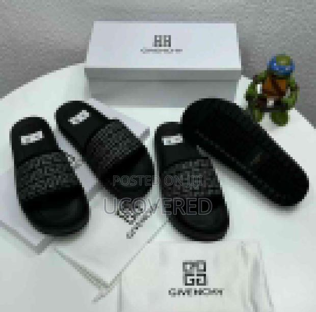 High Quality Unisex Slippers/Slides · Photo 1