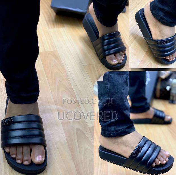 High Quality Unisex Slippers/Slides · Photo 4