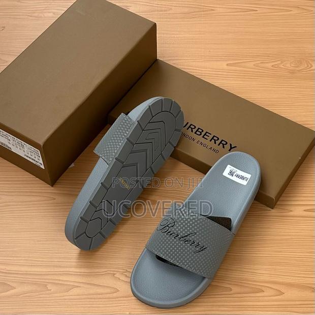 Burberry Unisex Slippers/Slides · Photo 3