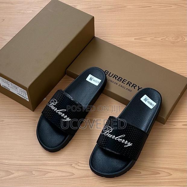 Burberry Unisex Slippers/Slides · Photo 2