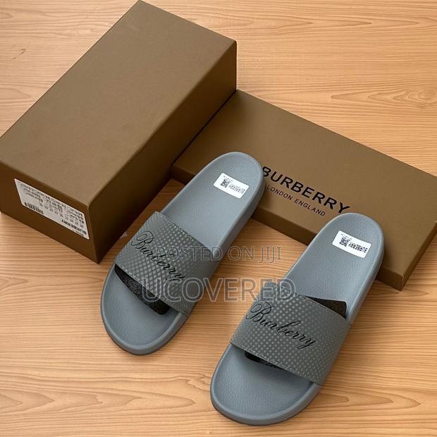 Burberry Unisex Slippers/Slides · Photo 4