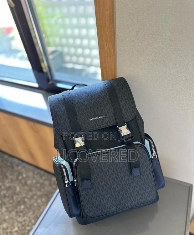 Michael Kors Leather Backpack · Photo 6