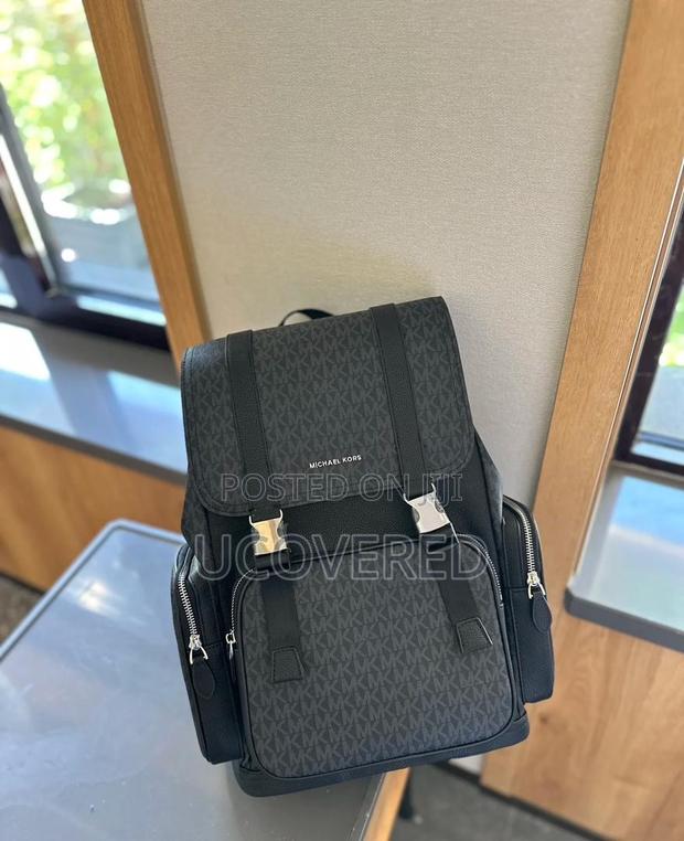 Michael Kors Leather Backpack · Photo 7