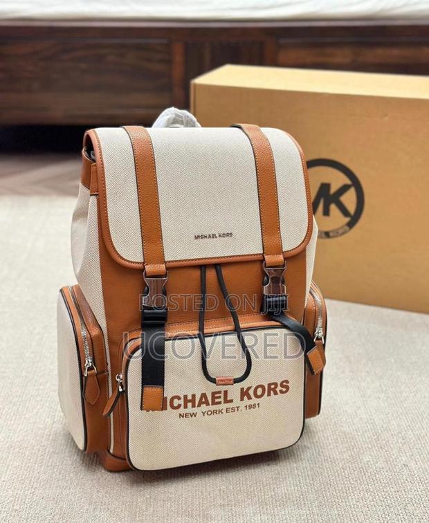 Michael Kors Leather Backpack · Photo 5