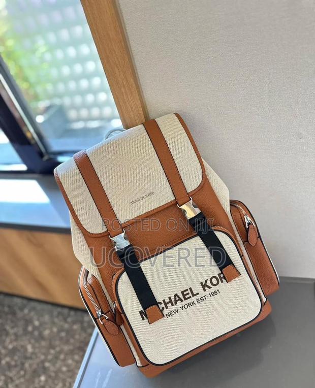 Michael Kors Leather Backpack · Photo 3