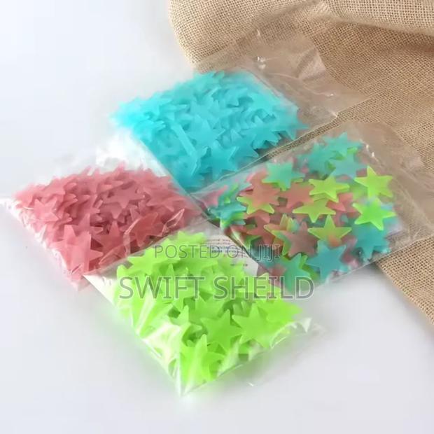 100 Peices Star Glow In Dark Stickers · Photo 1