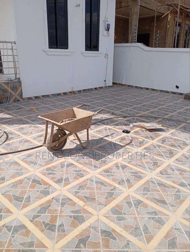 3bdrm Duplex in Ofankor for sale · Photo 2