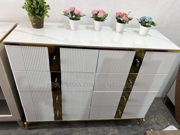 Very Spacious Console With Drawers · Photo 2