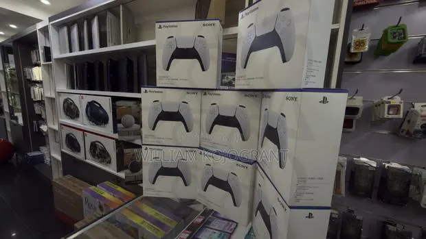PS5 Controllers · Photo 1