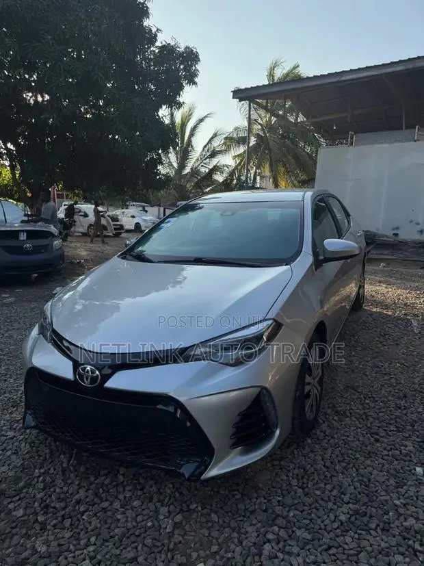 Toyota Corolla 2017 Silver · Photo 1