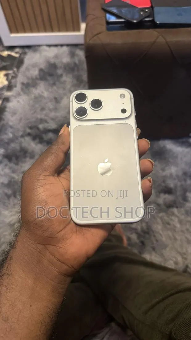 Apple iPhone 17 Pro Max 256 GB Silver · Photo 5