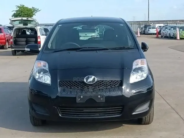 Toyota Vitz 1.3 AWD 3dr 2010 Black · Photo 1