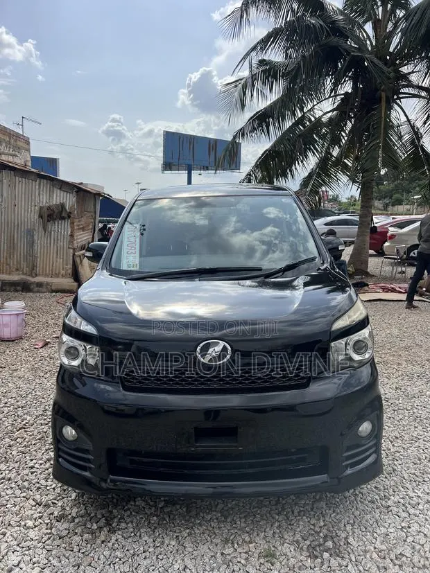 Toyota Voxy 2012 Black · Photo 1