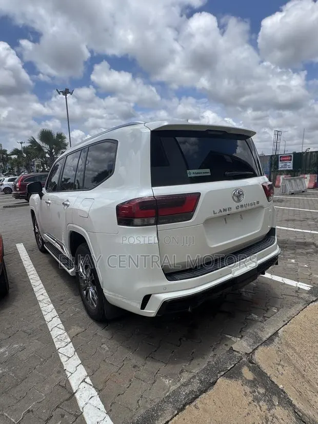 New Toyota Land Cruiser LC300 2024 White · Photo 1