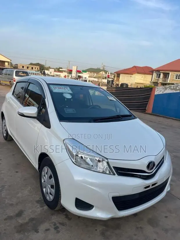Toyota Vitz 2013 White · Photo 1