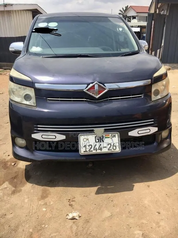 Toyota Voxy V 2WD 8-Seater 2013 Gray · Photo 1
