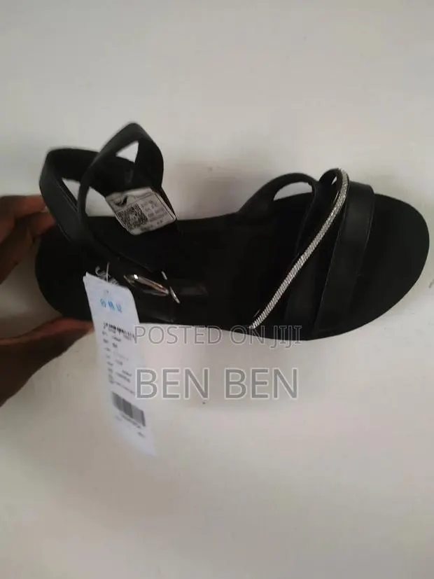 Fashion Designer Slippers · Photo 1