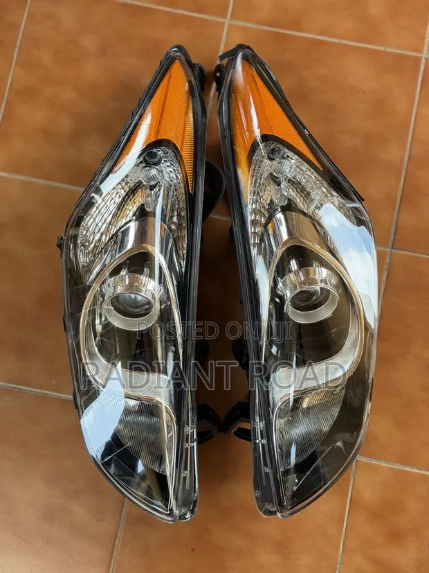 Hyundai Elantra GT Headlights · Photo 1