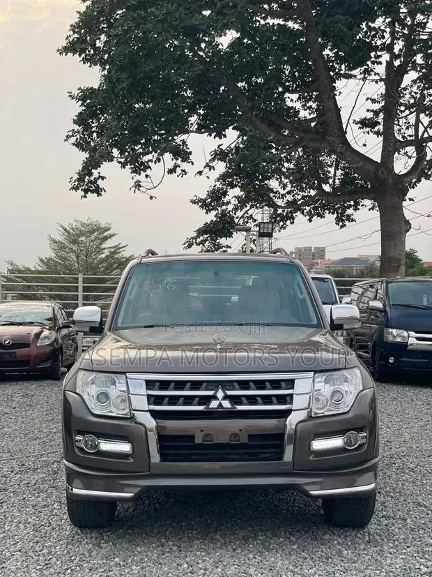 Mitsubishi Pajero Sport 2016 Gold · Photo 1