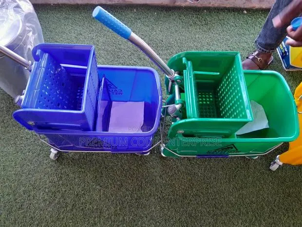 20 Liter Industrial Mop Buckets With Wringer, Blue or Green · Photo 1