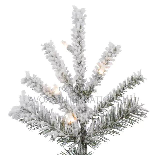 Vickerman 7.5'ft Flocked Sierra Fir Christmas Tree W/Lights · Photo 2
