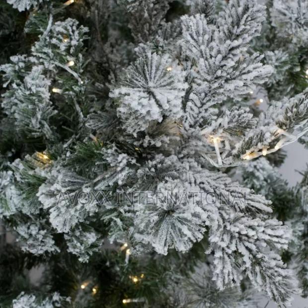 Vickerman 7.5'ft Flocked Sierra Fir Christmas Tree W/Lights · Photo 5