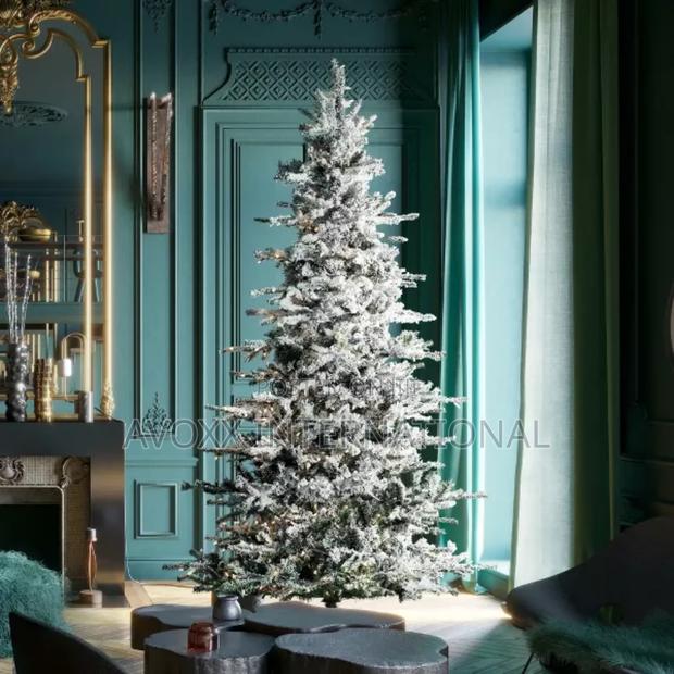 Vickerman 7.5'ft Flocked Sierra Fir Christmas Tree W/Lights · Photo 7