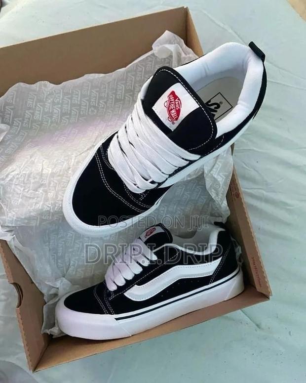 Vans Low Top .100% Authentic and Tough Comes in Box · Photo 2