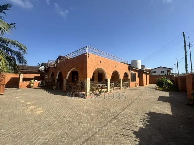 Furnished 4bdrm Bungalow in Sakumono Estates for rent · Photo 1