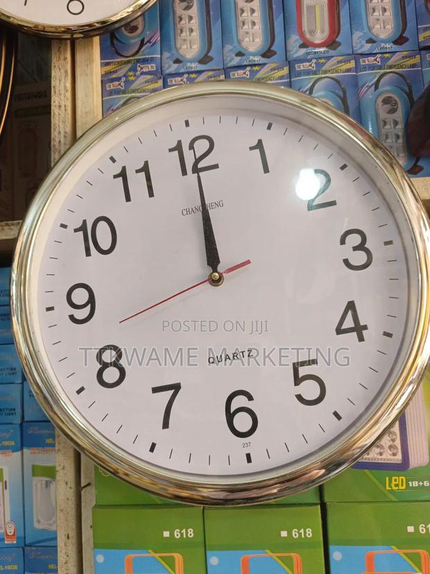Golden Designed Clock · Photo 1