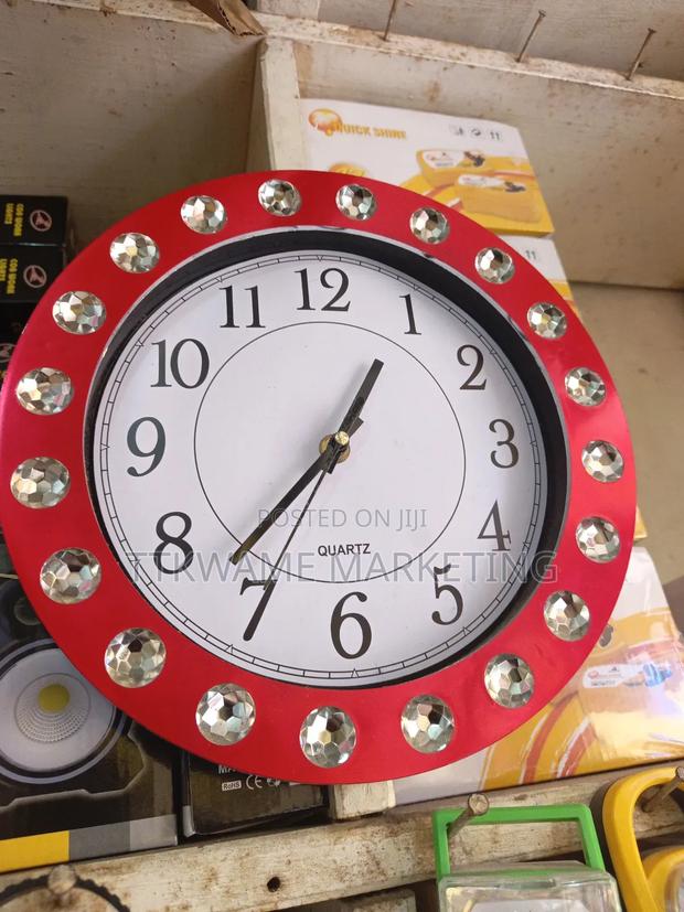 Apple Wall Clock · Photo 1