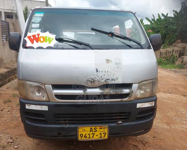 Toyota HiAce 2017 Silver · Photo 1