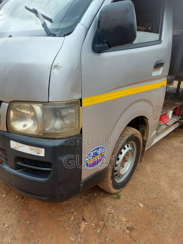 Toyota HiAce 2017 Silver · Photo 2