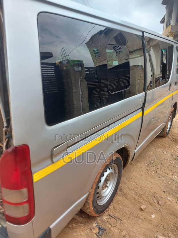 Toyota HiAce 2017 Silver · Photo 4