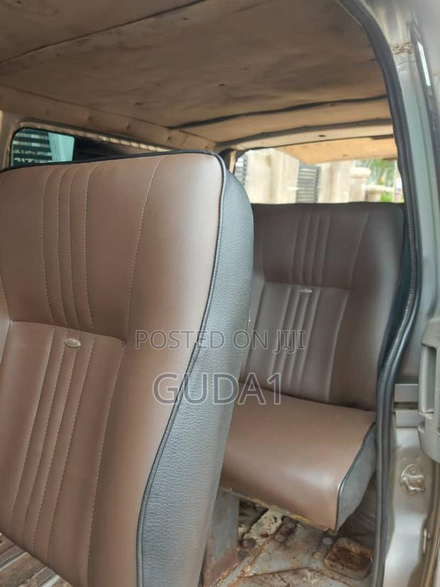 Toyota HiAce 2017 Silver · Photo 6