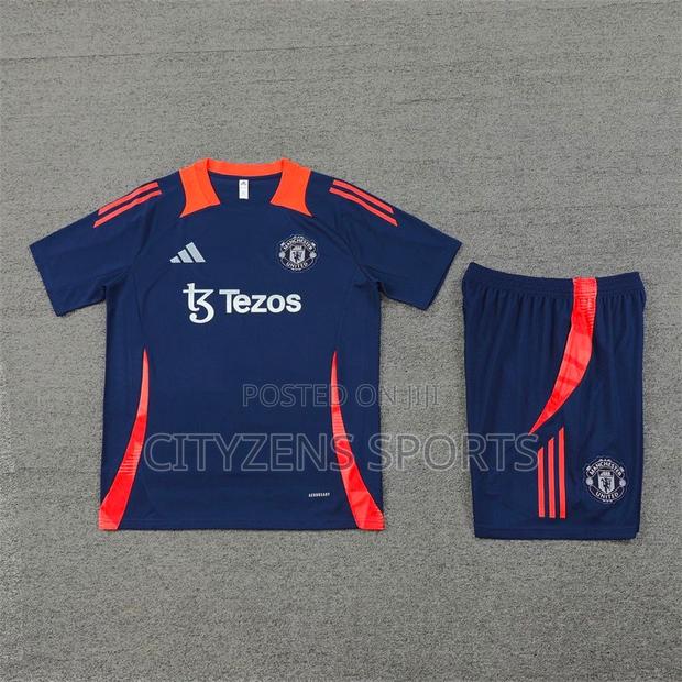 Manchester United 2024/25 Training Kit · Photo 1