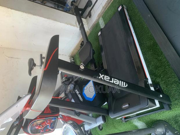 Treadmill Exercise Machine · Photo 2