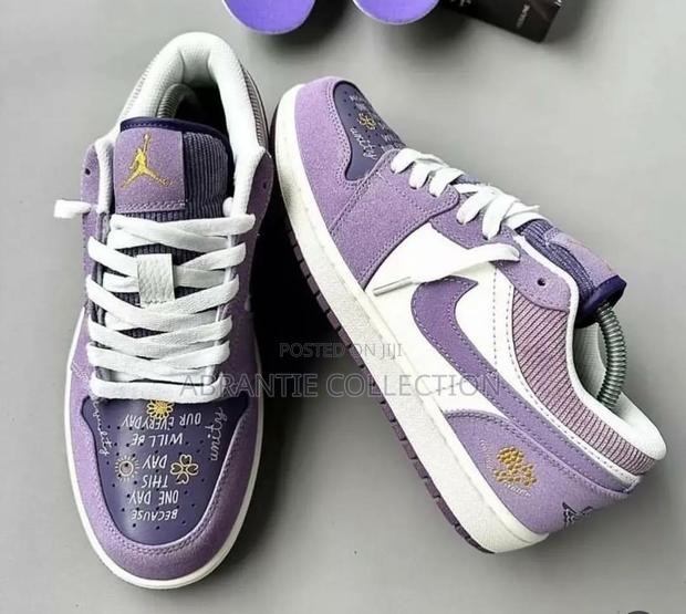 Air Jordan 1 Low Purple/White · Photo 2