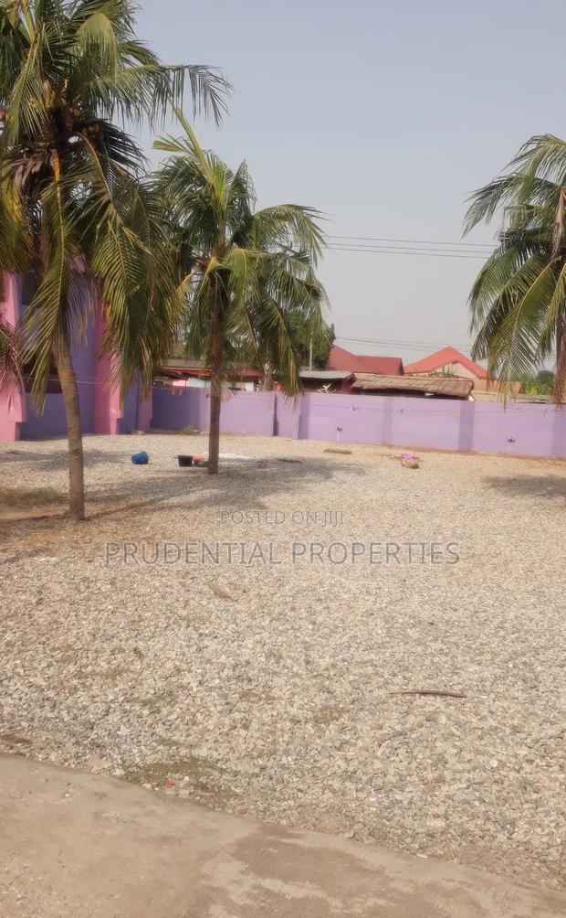 Commercial 18 Bedrooms House for Rent at Awoshie · Photo 3