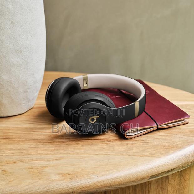 Beats Studio Pro Headset With Protective Case · Photo 3