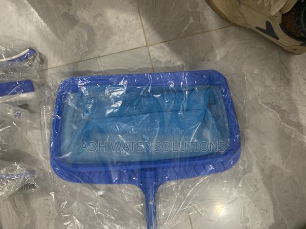 Swimming Pool Brush (Plastic) · Photo 1