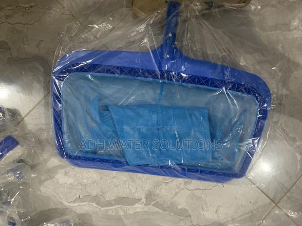 Swimming Pool Brush (Plastic) · Photo 2
