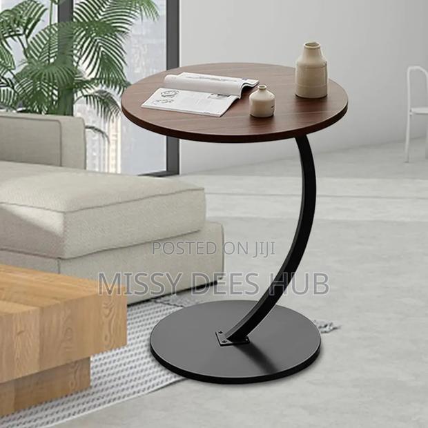 Round Side Table · Photo 1