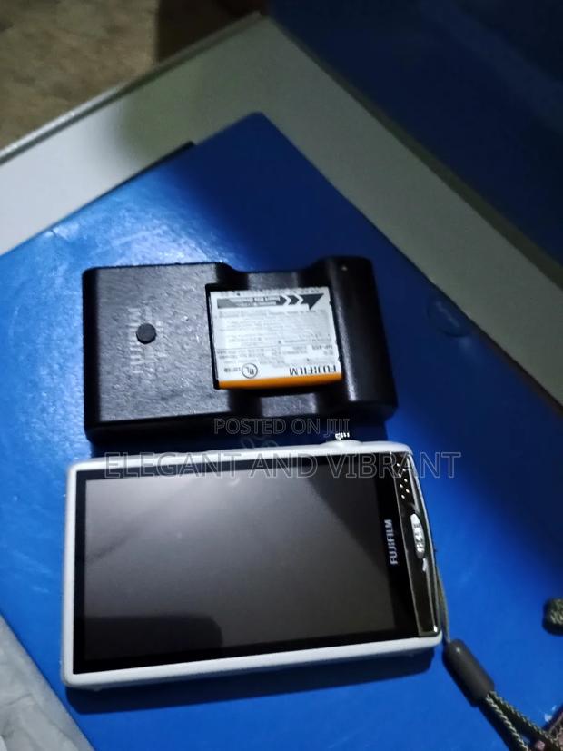 Fairy Used Fujifilm Camera With Rechargeable Battery · Photo 1