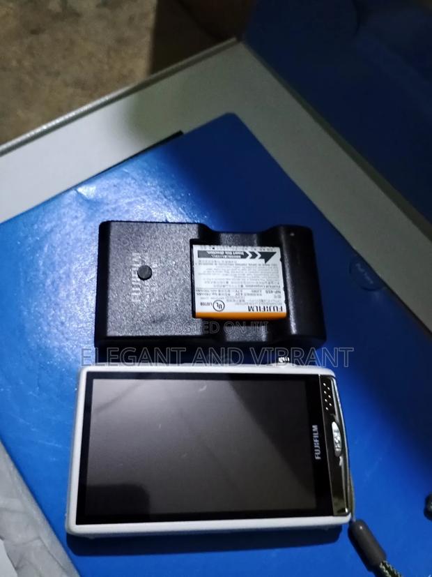 Fairy Used Fujifilm Camera With Rechargeable Battery · Photo 3
