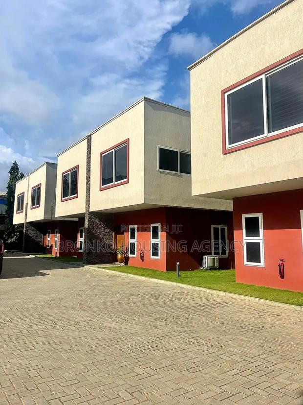 3bdrm Townhouse / Terrace in Bronko Housing, Burma Camp for rent · Photo 1